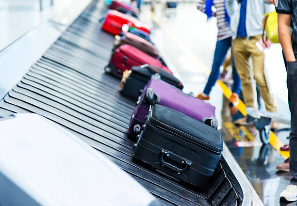 luggages - purple belt fotografías e imágenes de stock