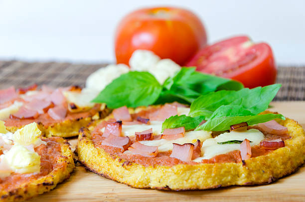 blumenkohl-pizza - pizza pastry crust oven meat stock-fotos und bilder