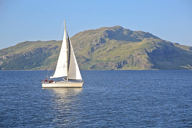 veleiro vela branca no som da ilha mull, escósia, reino unido. - sailing light wind nautical vessel imagens e fotografias de stock