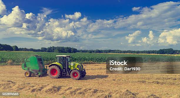 Foto de Tratores E Colhendo e mais fotos de stock de Agricultor - Agricultor, Agricultura, Amarelo