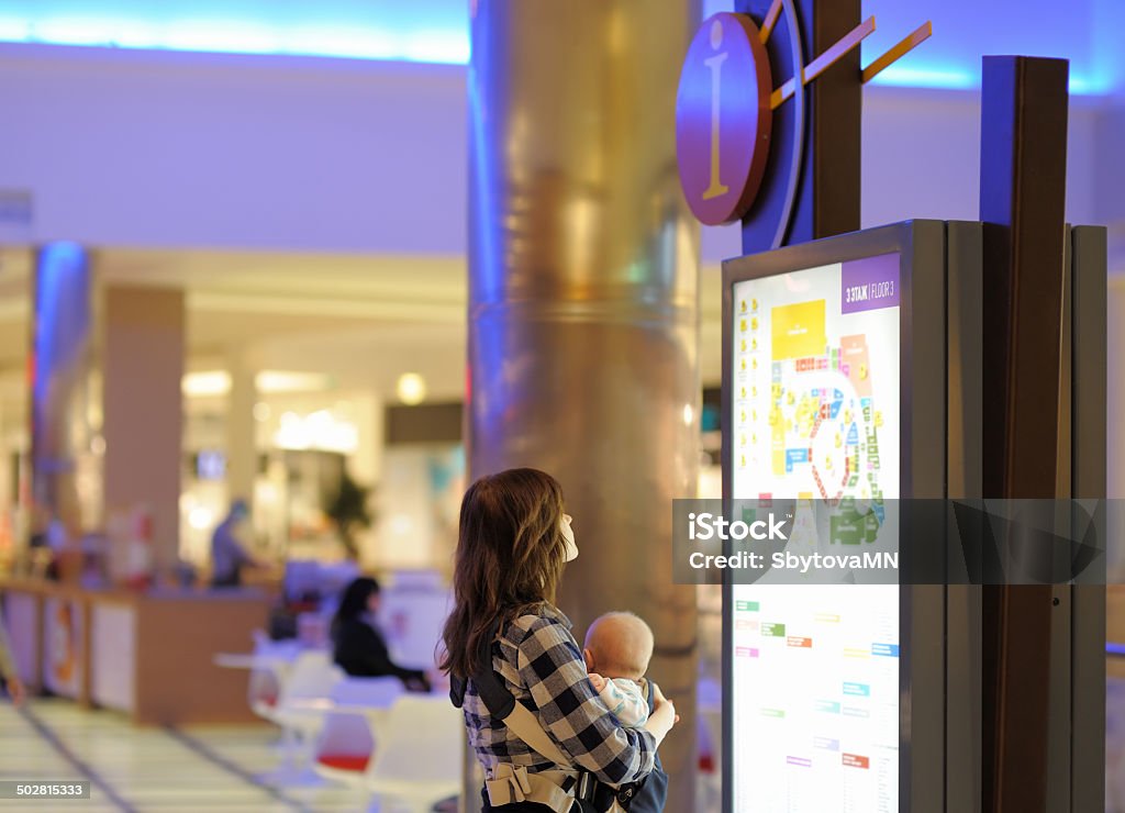 Mujer con su bebé en un centro comercial - Foto de stock de Centro comercial libre de derechos