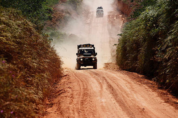 オフロードの suv 車で forest ランニング - mud terrain ストックフォトと画像