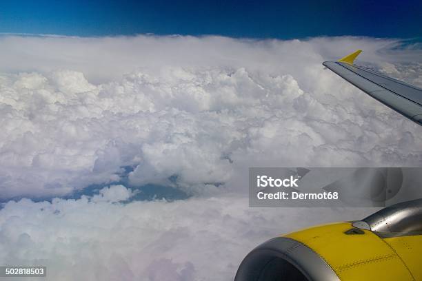 Białe Chmury I Samolot - zdjęcia stockowe i więcej obrazów Biznes - Biznes, Biznes finanse i przemysł, Dzień