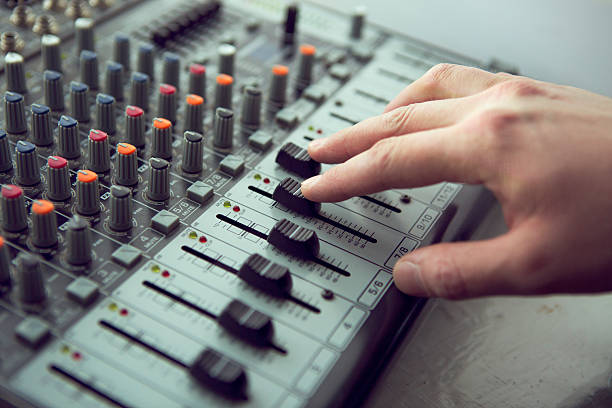 especialista console de mixagem de ajuste de áudio - electric mixer sound mixer mixing playing - fotografias e filmes do acervo