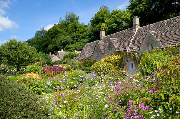 cottage garden at bibury - huisje stockfoto's en -beelden