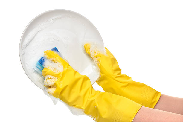 laver les mains dans les gants jaunes plaque avec blue éponge de ménage - protective glove washing up glove cleaning latex photos et images de collection