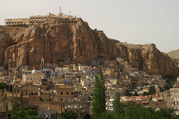 ma'alula na síria, onde as pessoas falam novo aramaic - aramaic imagens e fotografias de stock