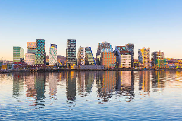modern buildings in oslo with their reflection into the water - 挪威 個照片及圖片檔