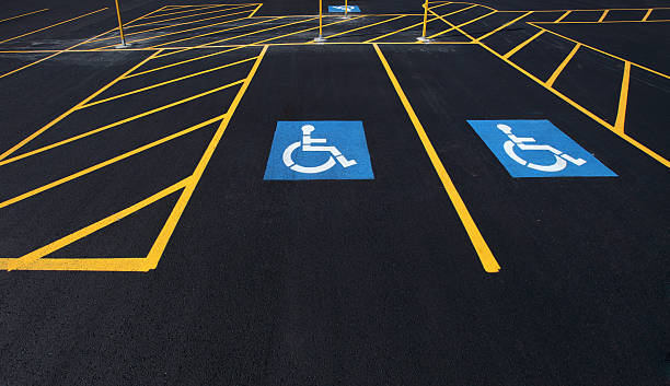 de stationnement pour les personnes à mobilité réduite - safety yellow road striped photos et images de collection