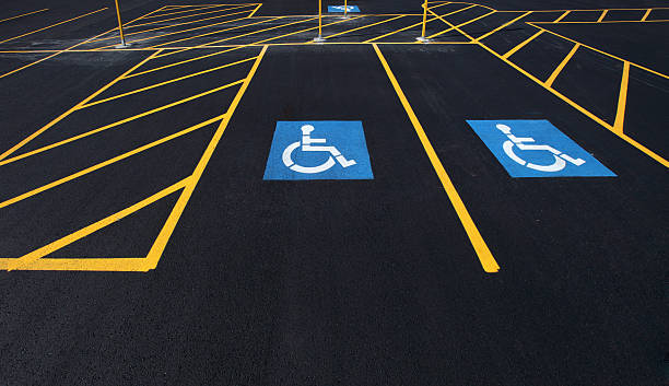 parcheggio per disabili - safety yellow road striped foto e immagini stock