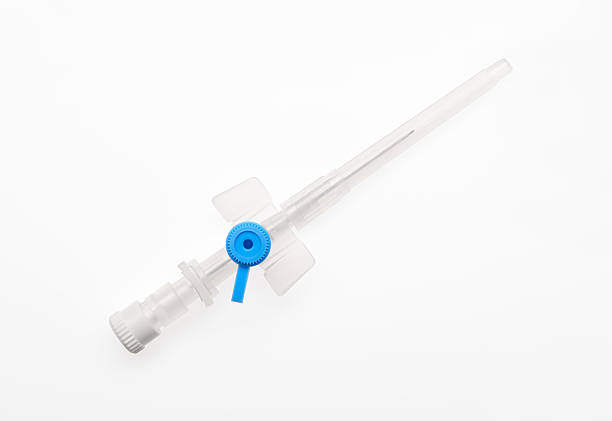 catéter de plástico azul com needle fechado pelo limite de proteção - surgical needle clean healthcare and medicine science - fotografias e filmes do acervo