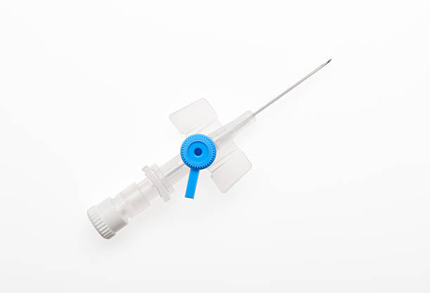 catéter de plástico azul com open needle isolado no fundo branco - surgical needle clean healthcare and medicine science - fotografias e filmes do acervo