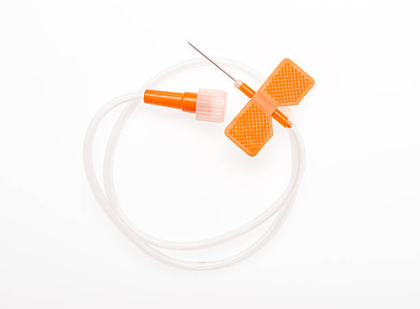 オレンジ色の蝶のカテーテル、オープンニードル白背景 - infusion needle ストックフォトと画像