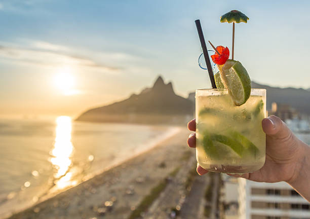 カクテル、リオデジャネイロ、ブラジルのビーチを背景に - リオデジャネイロ 写真 ストックフォトと画像