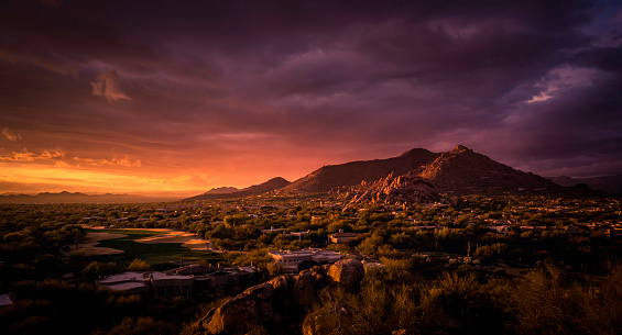 Finales de la puesta del sol brillante del paisaje desértico de Arizona. photo