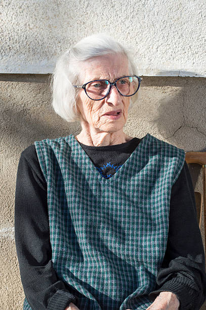 のポートレートグランマ 90 歳以上 - female 80 plus years vertical people ストックフォトと画像