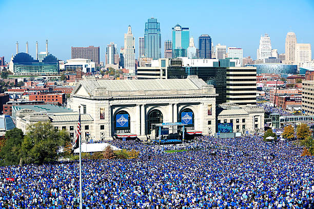 kansas city realeza world series celebração de 2015 - kansas kansas city missouri city skyline imagens e fotografias de stock