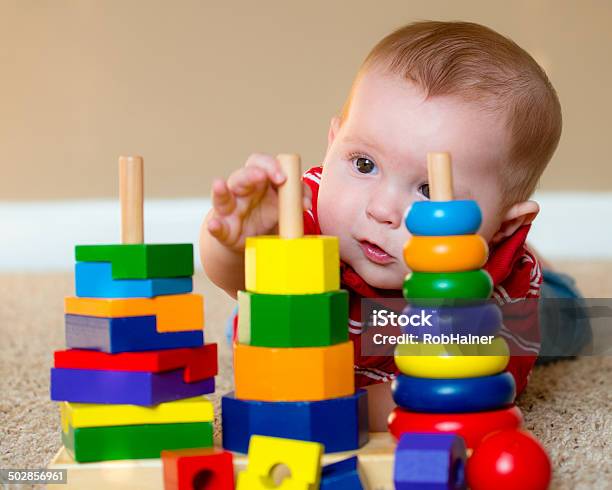 Niño Jugando Con Juguetes De Aprendizaje De Apilado Foto de stock y más banco de imágenes de Bebé