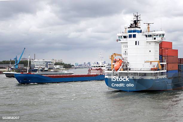 Contenedor De Carga Los Buques El Puerto De Rotterdam Foto de stock y más banco de imágenes de Agua