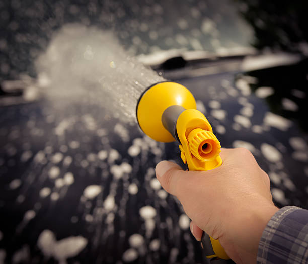 car care-kobieta za pomocą garden spray gun - wartung zdjęcia i obrazy z banku zdjęć