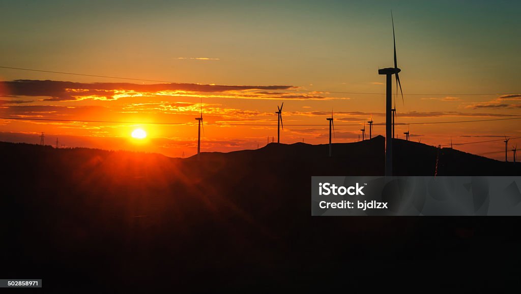 wind farm silueta - Foto de stock de Aerogenerador libre de derechos