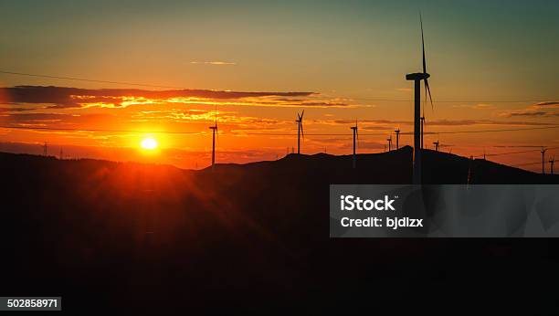 Wind Farm Silueta Foto de stock y más banco de imágenes de Aerogenerador - Aerogenerador, Amanecer, Anochecer