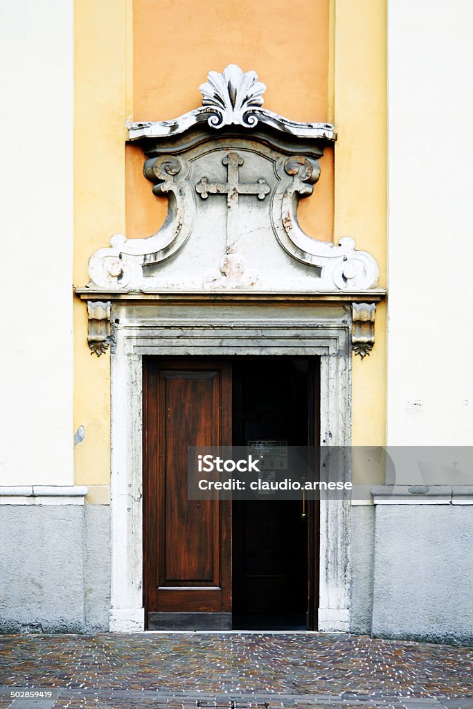 Chiesa porta. Immagine a colori - Foto stock royalty-free di Ambientazione esterna