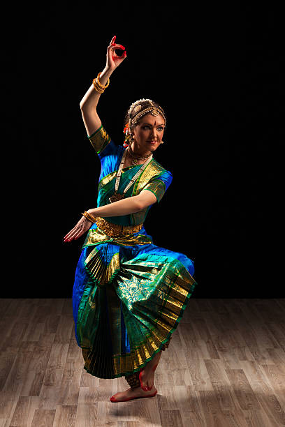 schönes mädchen tänzer von der klassischen indischen tanz bharatanatyam auf - bharatanatyam stock-fotos und bilder