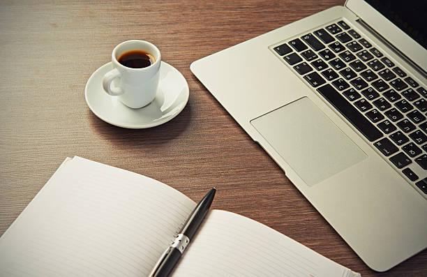 portatile, notebook e tazza di caffè sulla scrivania - computer key internet cafe coffee internet foto e immagini stock