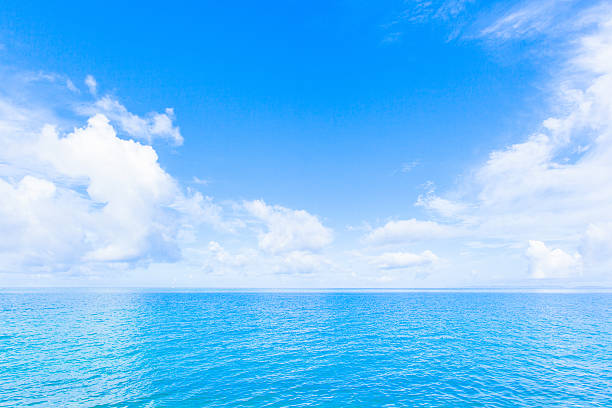 沖縄の海、雲 - 水平線 ストックフォトと画像