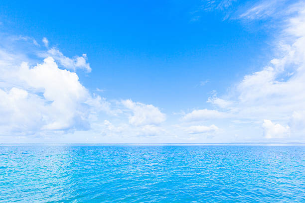 mar e nuvens em okinawa - linha do horizonte sobre água - fotografias e filmes do acervo