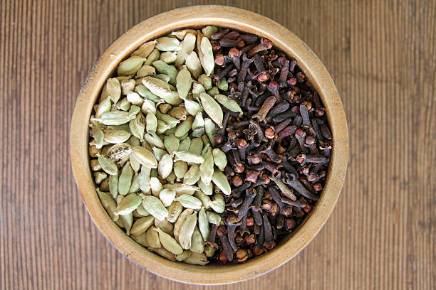 Symetric bowl with spices 