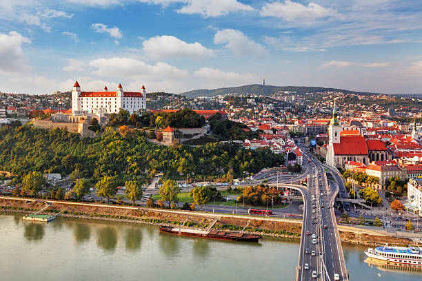 bratislava-vue aérienne - slovaquie photos et images de collection