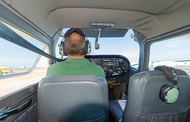 skywagon piloto de avião - airplane cockpit taking off pilot - fotografias e filmes do acervo