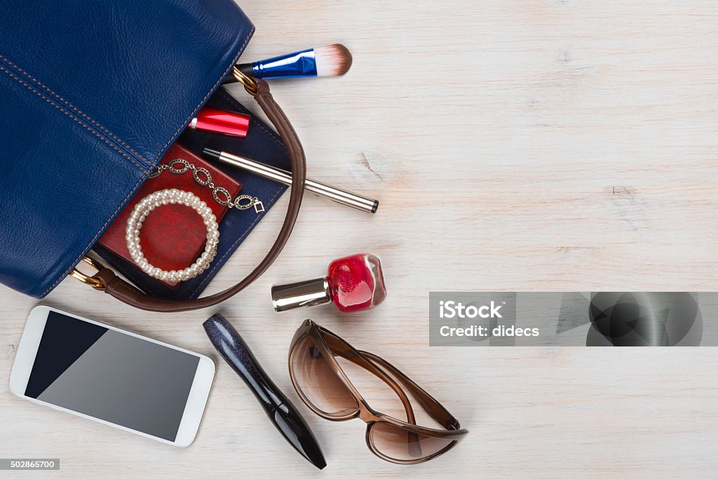 Blick auf Frauen Tasche Sachen mit copyspace mit hölzernem Hintergrund - Lizenzfrei Handtasche Stock-Foto