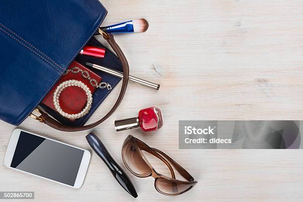 Blick Auf Frauen Tasche Sachen Mit Copyspace Mit Hölzernem Hintergrund Stockfoto und mehr Bilder von Handtasche