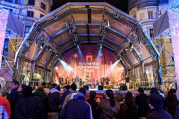 persone si riuniscono al mercatino di natale concerto centro di bucarest - editorial urban scene horizontal people foto e immagini stock