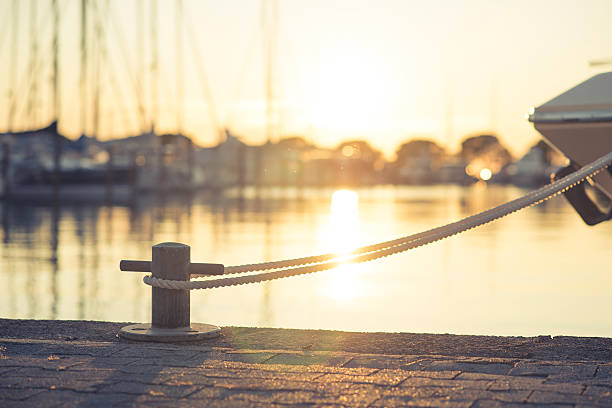 yacht ormeggiate nel porto - moored passenger ship rope lake foto e immagini stock