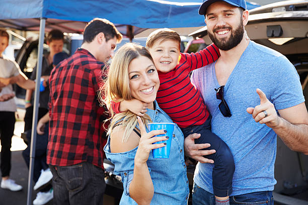 portrait de groupe de la famille fête d'avant-match au stade parc de stationnement - liquor store photos et images de collection