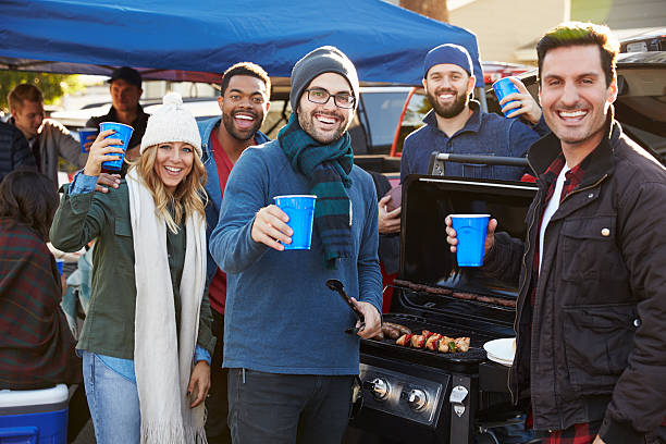 groupe de supporters pour fête d'avant-match au stade parc de stationnement - liquor store photos et images de collection