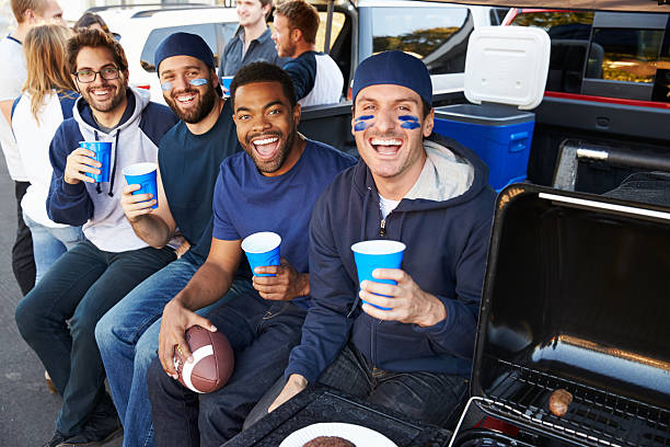 groupe de supporters pour fête d'avant-match au stade parc de stationnement - liquor store photos et images de collection