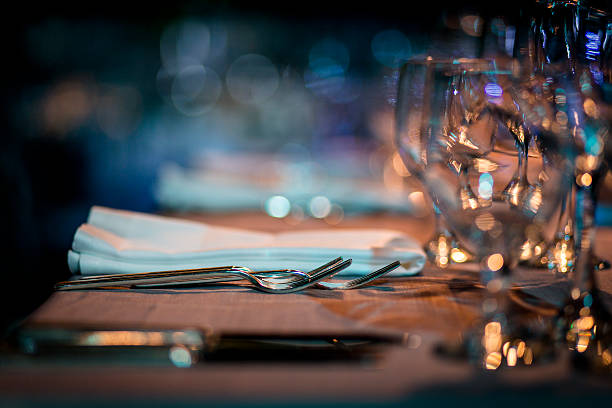 tabla ambiente de lujo. - silverware fork place setting napkin fotografías e imágenes de stock