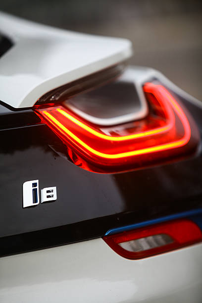 bmw i8 de luz apertura - bmw i8 fotografías e imágenes de stock