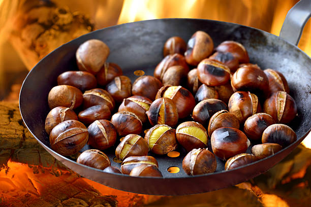 asado castañas - chestnut roasted heat roasted chestnut fotografías e imágenes de stock
