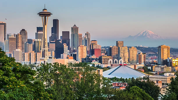 seattle, horizonte panorâmica ao pôr do sol de kerry park, seattle, eua - northwest puget sound mt rainier nature imagens e fotografias de stock