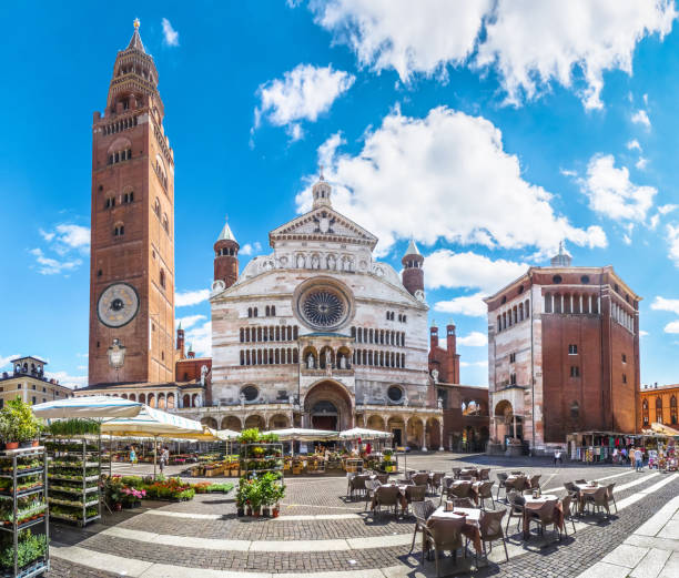 catedral de cremona con bell tower, lombardía, italia - religion christianity bell tower catholicism fotografías e imágenes de stock