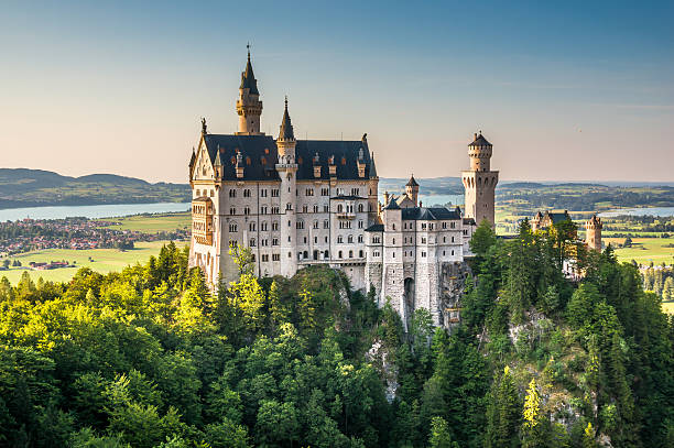 знаменитый замок нойшванштайн с живописным горных пейзажей недалеко от fussen, германия - neuschwanstein allgau europe germany стоковые фото и изображения