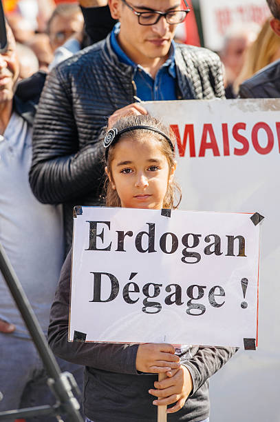 demonstrantów podczas protestu przeciwko turecki prezes erdoğan polityki - voting election politics little girls zdjęcia i obrazy z banku zdjęć