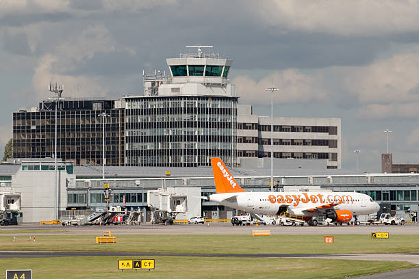 aeropuerto de manchester - commercial airplane airplane airbus passenger fotografías e imágenes de stock