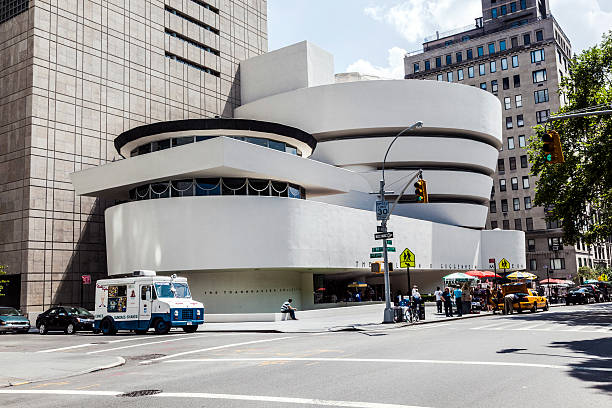 fachada do museu guggenheim com pessoas na rua - museu solomon r guggenheim imagens e fotografias de stock